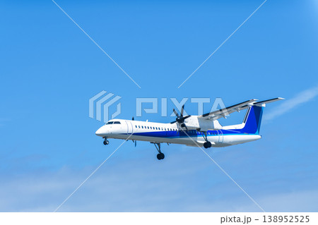 青空を滑空する旅客機 138952525