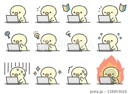 ノートパソコンで作業するひよこの手書きイラストセット 138953028