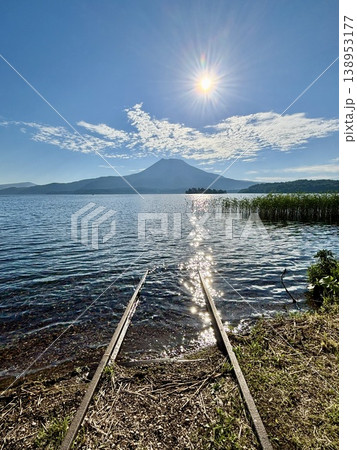 阿寒湖へ続くレールと雄阿寒岳 阿寒湖へ続くレールと雄阿寒岳 138953177