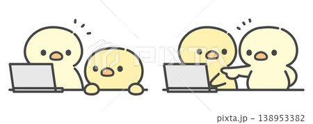 ノートパソコンで作業をするひよこに指示やアドバイスをするひよこの手描きイラストセット ノートパソコンで作業をするひよこに指示やアドバイスをするひよこの手描きイラストセット 138953382