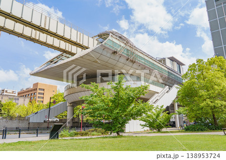 【千葉県千葉市】都川公園と千葉都市モノレール・県庁前駅 138953724