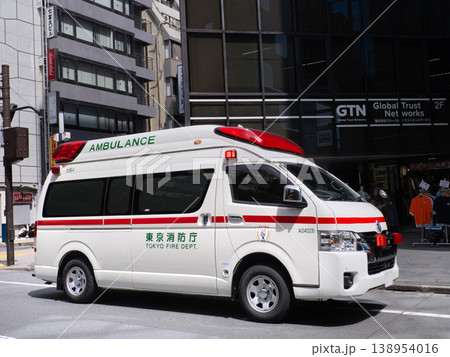 路上で待機中の救急車 138954016