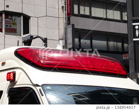 路上で待機中の救急車 路上で待機中の救急車 138954017
