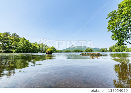 北海道　夏の大沼国定公園　大沼越しに見る北海道駒ヶ岳 138954039