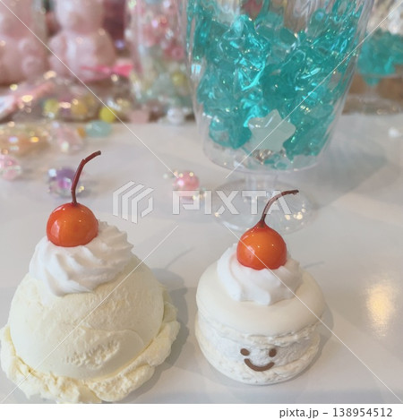 ゆめかわいい雑貨店やワークショップをイメージしたフェイクスイーツとクリスタルパーツ 138954512