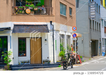 【大阪府】6月・北区の街風景 138954720