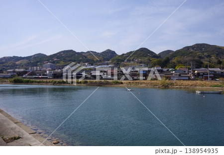 兵庫県淡路市 佐野よい公園から山桜の咲く山側を望む 兵庫県淡路市 佐野よい公園から山桜の咲く山側を望む 138954935