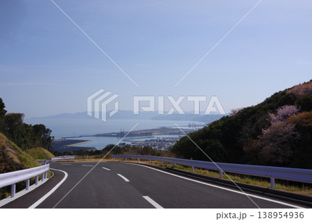 兵庫県淡路市　津名の郷に続く道から生穂新島・洲本方面を望む 138954936