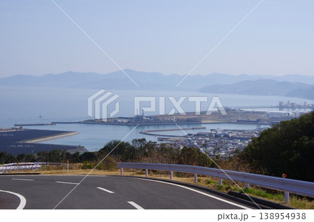 兵庫県淡路市 津名の郷に続く道から生穂新島・洲本方面を望む 兵庫県淡路市 津名の郷に続く道から生穂新島・洲本方面を望む 138954938
