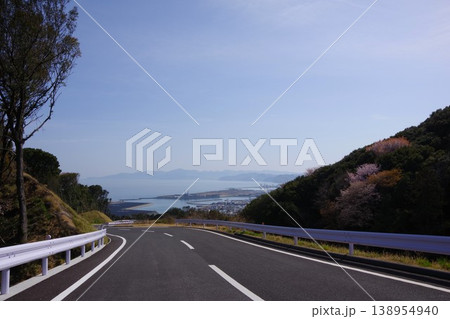兵庫県淡路市 津名の郷に続く道から生穂新島・洲本方面を望む 兵庫県淡路市 津名の郷に続く道から生穂新島・洲本方面を望む 138954940