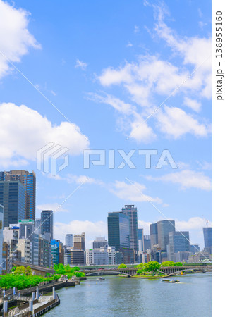 【大阪府】6月・天満橋から見た中之島 138955160