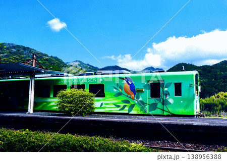 無人駅に停車した春の錦川清流線 無人駅に停車した春の錦川清流線 138956388