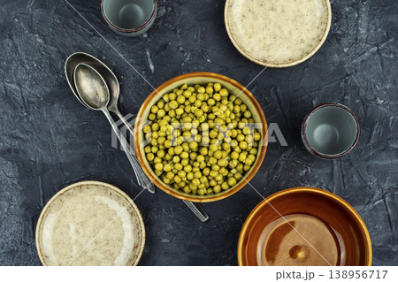 Canned green peas 138956717