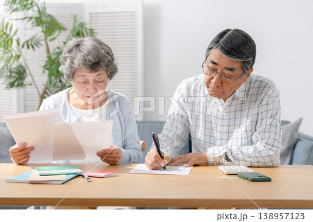 書類に記入するシニア夫婦　終活 138957123