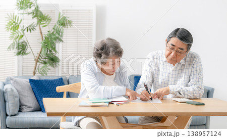書類に記入するシニア夫婦　終活 138957124