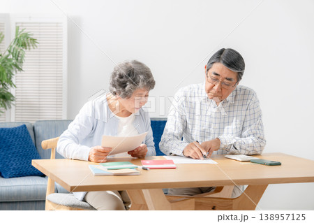 書類に記入するシニア夫婦 終活 書類に記入するシニア夫婦 終活 138957125