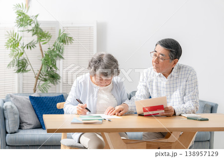 書類に記入するシニア夫婦　終活 138957129