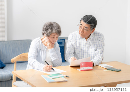 書類に記入するシニア夫婦 終活 書類に記入するシニア夫婦 終活 138957131