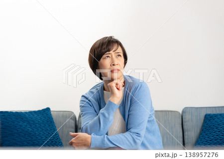 悩むシニア女性 138957276