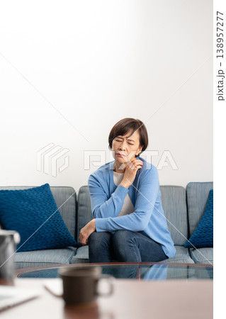 悩むシニア女性 悩むシニア女性 138957277
