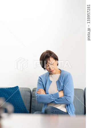 悩むシニア女性 悩むシニア女性 138957281