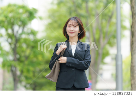 ビジネス 女性 屋外 ビジネス 女性 屋外 138957325