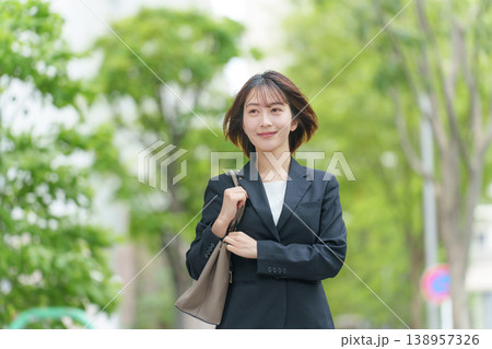 ビジネス 女性 屋外 ビジネス 女性 屋外 138957326