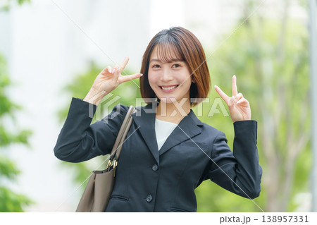 ビジネス 女性 屋外 ピース ビジネス 女性 屋外 ピース 138957331