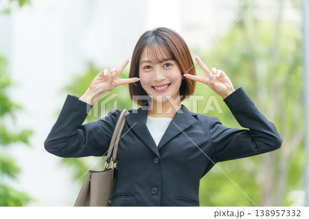 ビジネス　女性　屋外　ピース 138957332