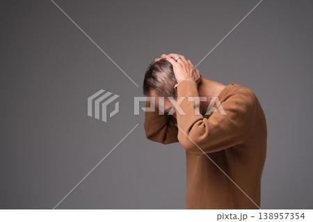 悩むシニア男性　落胆 138957354