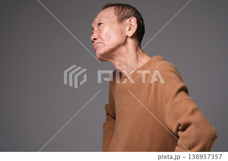 悩むシニア男性 悩むシニア男性 138957357