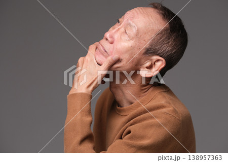 悩むシニア男性 138957363