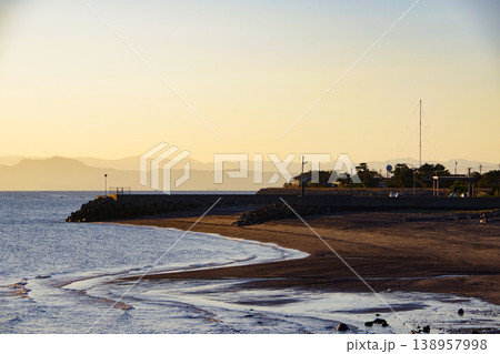 有明海の朝の海辺の風景 138957998
