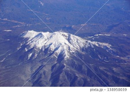 冬の御嶽山 雄大な火山を飛行機から空撮 冬の御嶽山 雄大な火山を飛行機から空撮 138958039