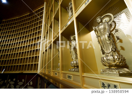 金色に輝く仏像 138958594