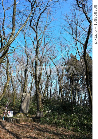 妙法寺登山道にある村岡城跡の石碑（新潟県長岡市） 138959539