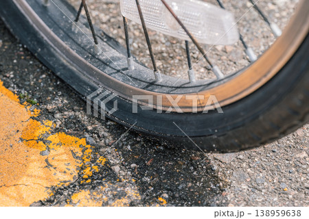 放置自転車のパンクしたタイヤ 放置自転車のパンクしたタイヤ 138959638