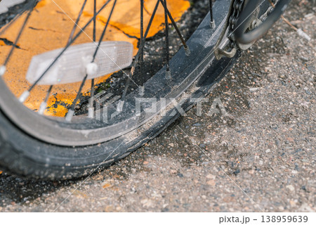 放置自転車のパンクしたタイヤ 放置自転車のパンクしたタイヤ 138959639