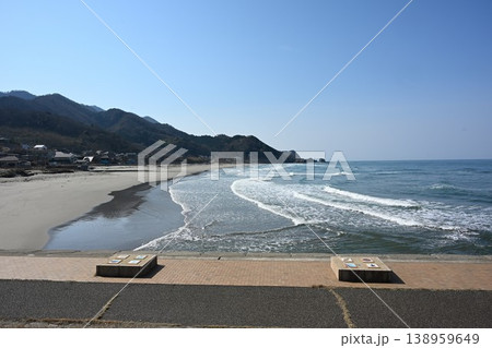 こめぐりの郷公園から見る日本海の海岸線（新潟県新潟市西蒲区間瀬） 138959649