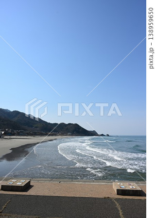 こめぐりの郷公園から見る日本海の海岸線（新潟県新潟市西蒲区間瀬） 138959650