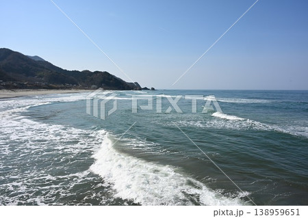 こめぐりの郷公園から見る日本海の海岸線（新潟県新潟市西蒲区間瀬） 138959651
