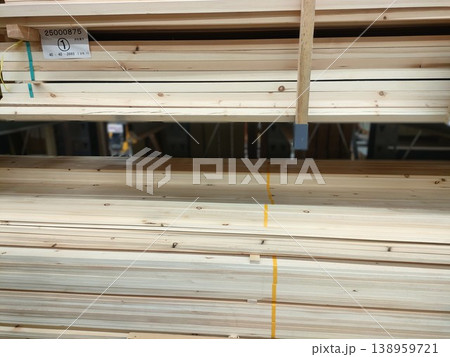 積み上げられた建築用木材・角材の束 138959721