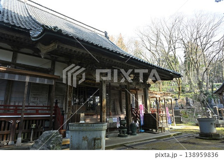 妙法寺本堂と参道の景観（新潟県長岡市） 138959836