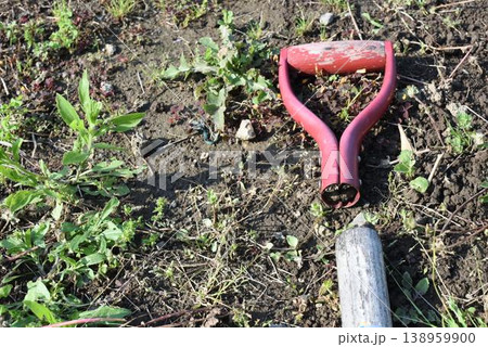 折れたスコップ 138959900
