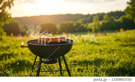 屋外で焼かれるソーセージバーベキューと自然を楽しむアウトドア風景素材 屋外で焼かれるソーセージバーベキューと自然を楽しむアウトドア風景素材 138960350
