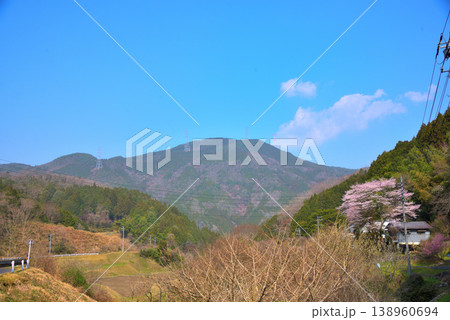 《岐阜県》恵那市武並町 満開の桜と笠置山 《岐阜県》恵那市武並町 満開の桜と笠置山 138960694