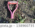 折れたスコップの柄 138960735