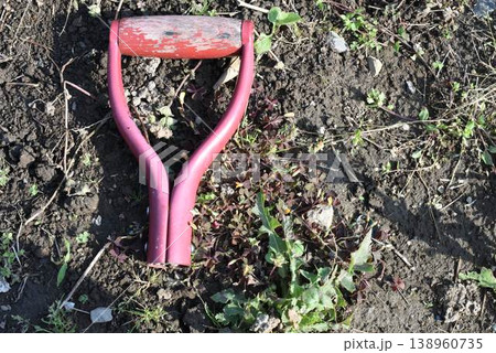折れたスコップの柄 138960735