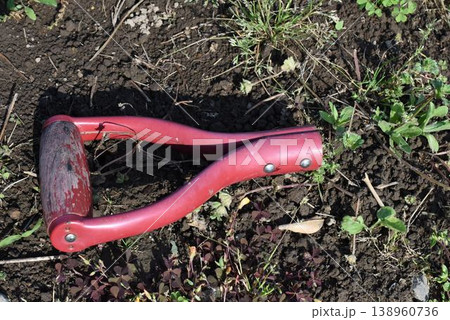 折れたスコップの柄 138960736