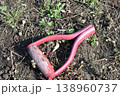 折れたスコップの柄 138960737